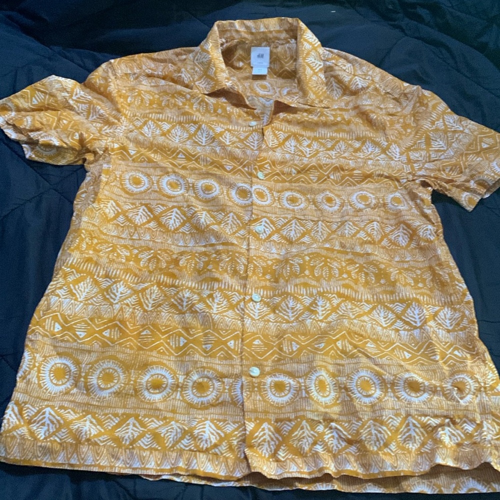 Men’s H & M button up shirt. Size small